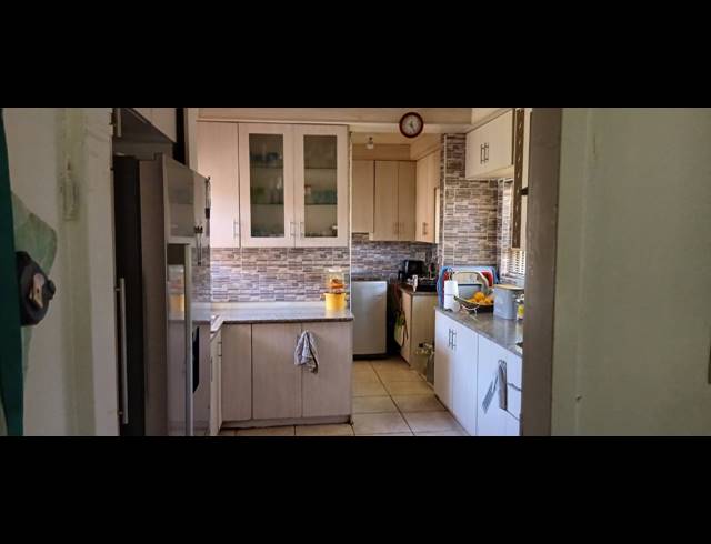 3 BEDROOM FREEHOLD FOR SALE IN SUNNYRIDGE